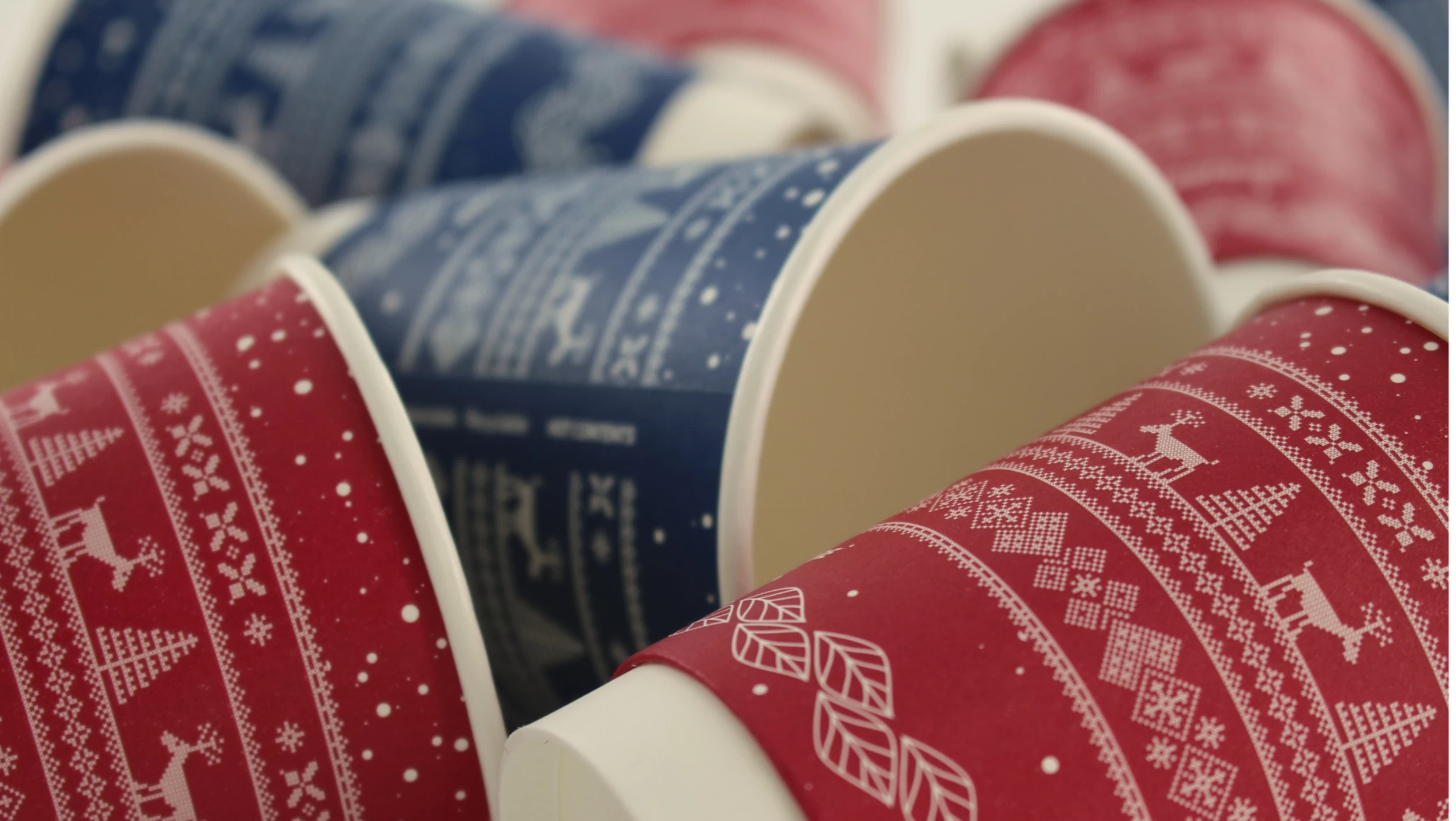 8oz Leafware Xmas Jumper Double Wall Compostable Cups (100) 2 8oz Leafware Xmas Jumper Double Wall Compostable Cups (100) - Image 2